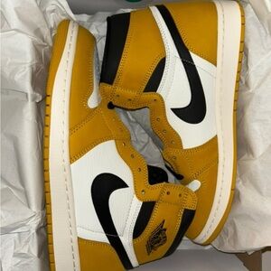 Jordan 1 - Nike High-Top Sneakers in Mustard and Black